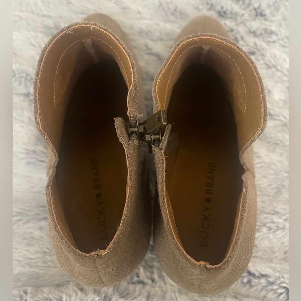 Lucky Brand Taupe Parnesa Suede Leather Ankle Sz 8.5 - Picture 4 of 7
